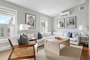 TV - Thomas Waring House | Unit D | Sleeps 6 (Charleston)