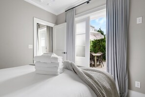 3 bedrooms, desk, iron/ironing board, WiFi - Thomas Waring House | Unit D | Sleeps 6 (Charleston)