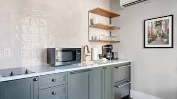 Réfrigérateur, four à micro-ondes, un four, surface de cuisson