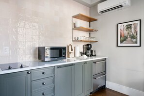 Stovetop, coffee/tea maker, toaster, cookware/dishes/utensils