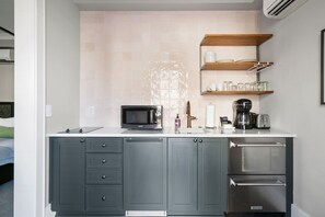 Stovetop, coffee/tea maker, toaster, cookware/dishes/utensils