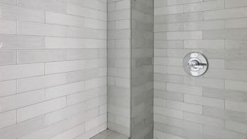 Douche, sèche-cheveux, serviettes fournies, shampoing