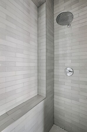 Douche, sèche-cheveux, serviettes fournies, shampoing