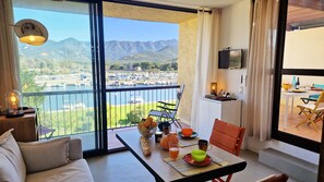 電視、壁爐、書籍