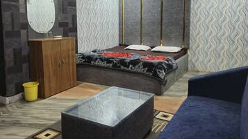Double Room | Desk, free WiFi, bed sheets