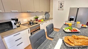 Kaffetrakter/tekoker, kjøleskap, mikrobølgeovn og ovn