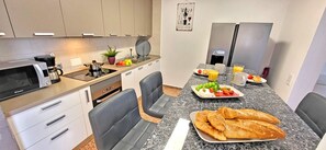Refrigerador, microondas, horno y parrilla de estufa