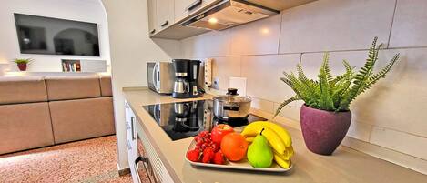 Kühlschrank, Mikrowelle, Ofen, Herdplatte