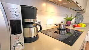 Kaffetrakter/tekoker, kjøleskap, mikrobølgeovn og ovn