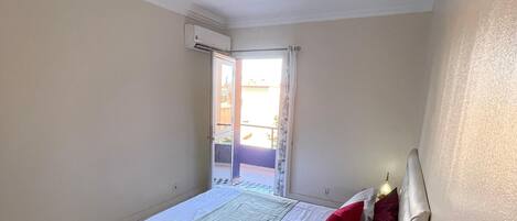 2 bedrooms, iron/ironing board, WiFi