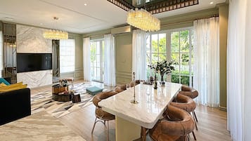 Deluxe Villa, Courtyard View | Living area