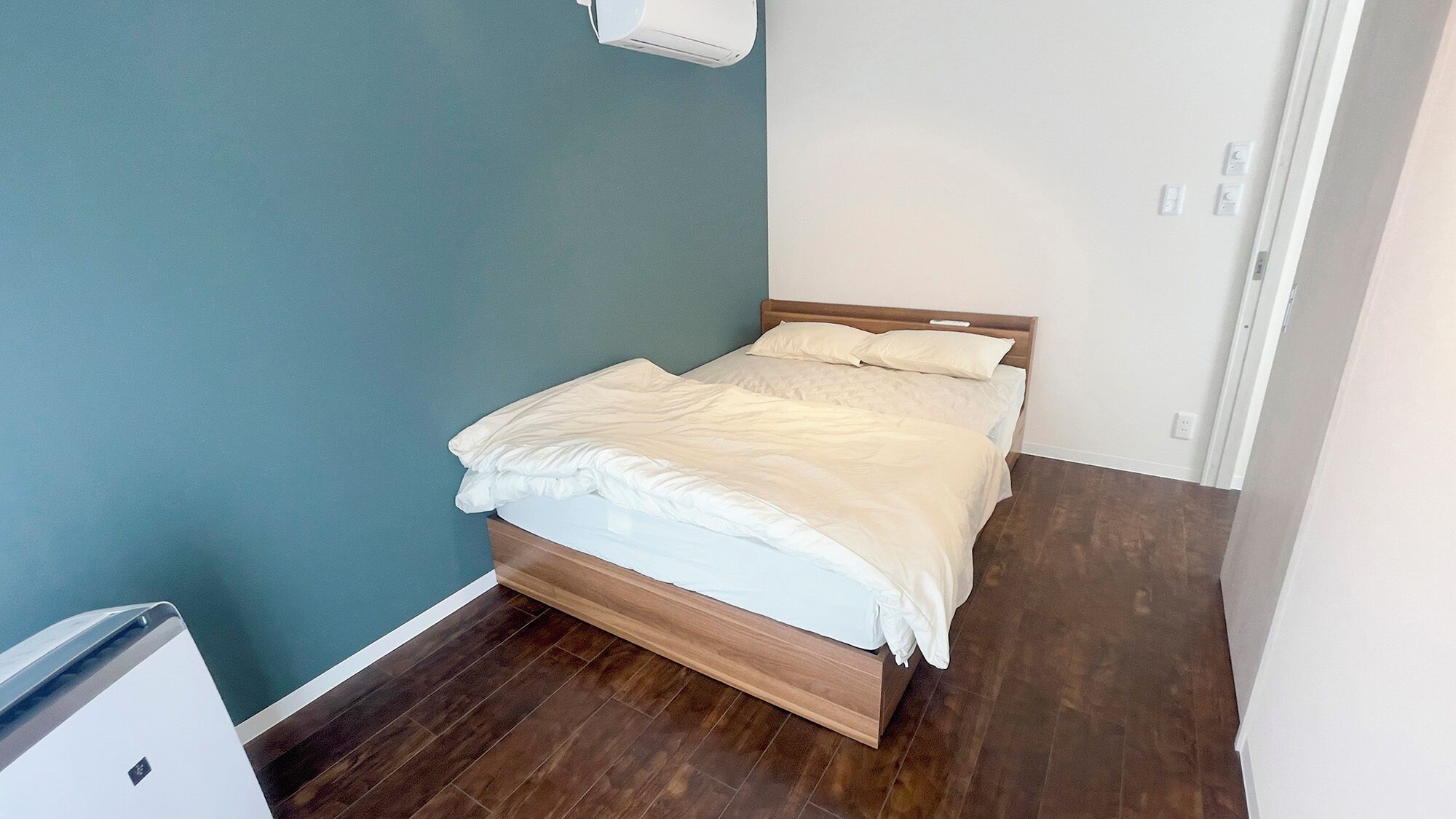 2 bedrooms, individually decorated, individually furnished