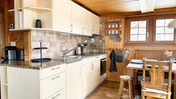 Kjøleskap, ovn, kokeplater og oppvaskmaskin