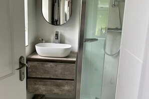 Cottage | Phòng tắm | Buồng tắm vòi sen, máy sấy tóc, khăn tắm 