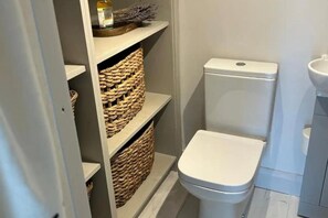 Cottage | Bathroom | Shower, hair dryer, towels - The Fisherman's Cottage (Clonakilty)