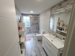 Een haardroger, handdoeken, zeep, toiletpapier