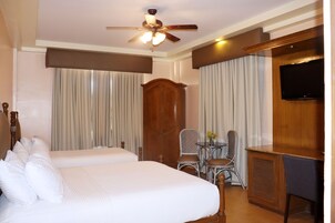 Habitación superior con 2 camas individuales | Escritorio y espacio para trabajar con un portátil