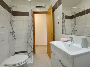 Apartment (One Bedroom Apartment) | Bathroom | Shower, towels - Stylish and Modern Rovinj Apartment (Rovinj)
