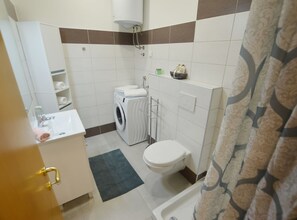 Apartment (One Bedroom Apartment) | Bathroom | Shower, towels - Stylish and Modern Rovinj Apartment (Rovinj)