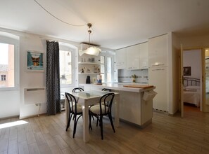 Căn hộ (One Bedroom Apartment) | Bếp riêng | Tủ lạnh