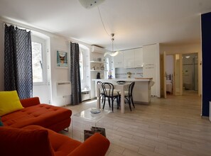 Apartamento (One Bedroom Apartment) | Sala de estar | TV de tela plana 32 polegadas com canais via satélite