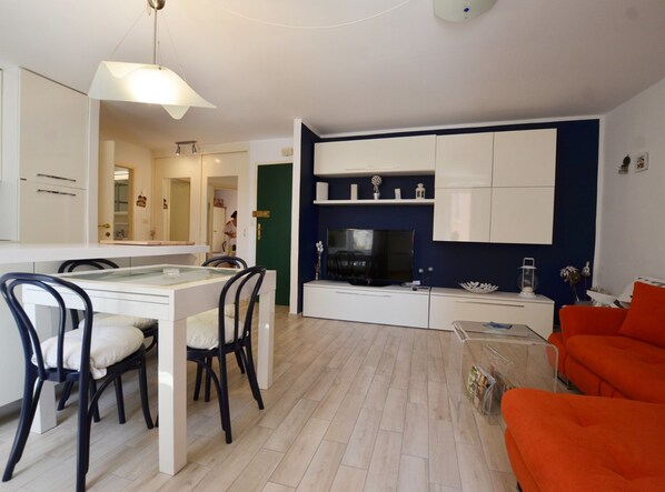 Lejlighed (One Bedroom Apartment) | Stue | 32-tommers fladskærms-tv med satellitkanaler