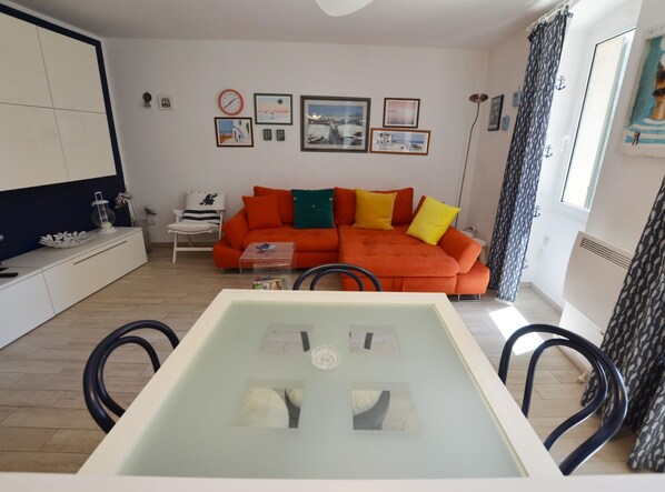 Huoneisto (One Bedroom Apartment) | Olohuone | 32–tuumainen taulutelevisio, jossa satelliittikanavat