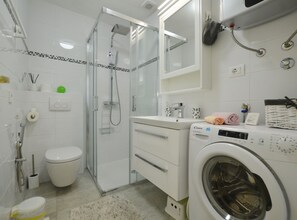 Apartamento (One Bedroom Apartment) | Banheiro | Chuveiro, toalhas de banho