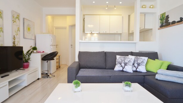 Apart Daire (One Bedroom Apartment with Balcony) | Oturma odası | Uydu yayını kanalları bulunan 32 inç düz ekran televizyon 