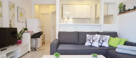 Departamento (One Bedroom Apartment with Balcony) | Sala de estar | Televisión de pantalla plana de 32 pulgadas con canales vía satélite