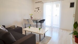 Apart Daire (One Bedroom Apartment with Balcony) | Oturma odası | Uydu yayını kanalları bulunan 32 inç düz ekran televizyon 