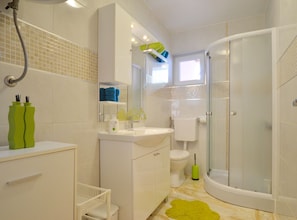 Apartment (One Bedroom Apartment with Balcony) | Bathroom | Shower, towels