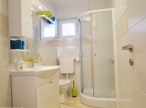 Apartment (One Bedroom Apartment with Balcony) | Bathroom | Shower, towels - Peaceful and Elegant Rovinj Apartment (Rovinj)