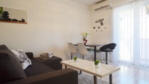 Apart Daire (One Bedroom Apartment with Balcony) | Oturma odası | Uydu yayını kanalları bulunan 32 inç düz ekran televizyon 