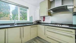 Kühlschrank, Mikrowelle, Herdplatte, Geschirrspüler