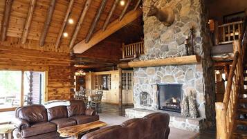 Televisión, chimenea, reproductor de DVD y estéreo