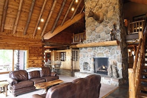 TV, lareira, DVD player, aparelho de som