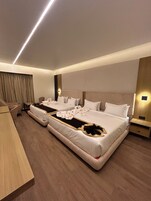 家庭套房 | 客房内保险箱、办公桌、隔音、熨斗/熨板