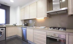 Fridge, microwave, oven, dishwasher - BEAUTIFUL APARTMENT SITUATED IN EIXAMPLE AREA OF BARCELONA (Barcelona)