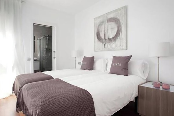 2 dormitoris, planxa i posts de planxar, wifi i roba de llit