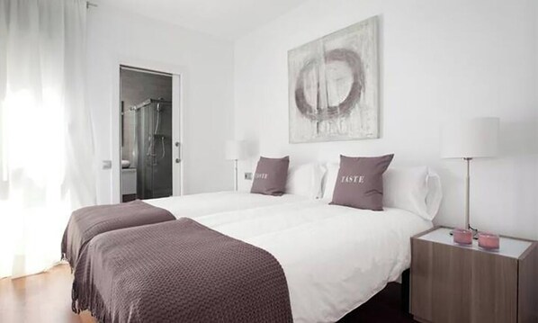 2 bedrooms, iron/ironing board, WiFi, bed sheets - BEAUTIFUL APARTMENT SITUATED IN EIXAMPLE AREA OF BARCELONA (Barcelona)