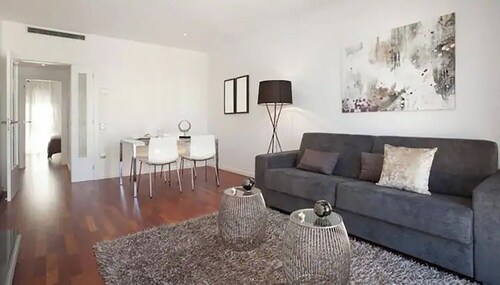 BEAUTIFUL APARTMENT SITUATED IN EIXAMPLE AREA OF BARCELONA