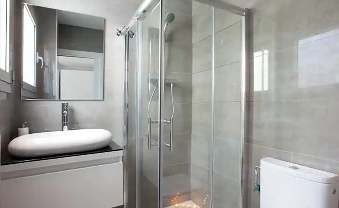 Een douche, een haardroger, handdoeken, zeep