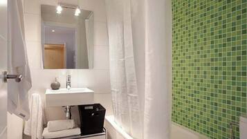 Een douche, een haardroger, handdoeken, zeep