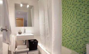 Douche, séchoir à cheveux, serviettes fournies, savon