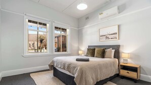 2 bedrooms, iron/ironing board, WiFi, bed sheets - Incredible Location! 2 Bed CBD Dream (Orange)