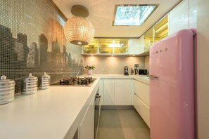 Fridge, microwave, coffee/tea maker, cookware/dishes/utensils - MARYLIN APARTMENT VIA THE CROSS (Roma)