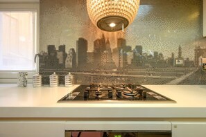 Kjøleskap, mikrobølgeovn, kaffetrakter/tekoker og kjøkkenutstyr