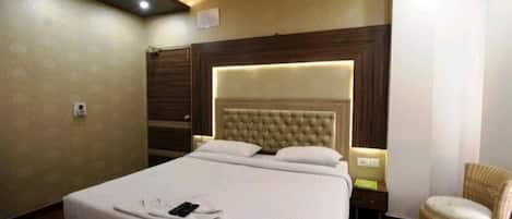 Deluxe tweepersoonskamer, uitzicht op de stad | Donsdekens, gratis wifi, beddengoed