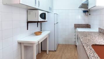 Kühlschrank, Mikrowelle, Ofen, Wasserkocher mit Kaffee-/Teezubehör
